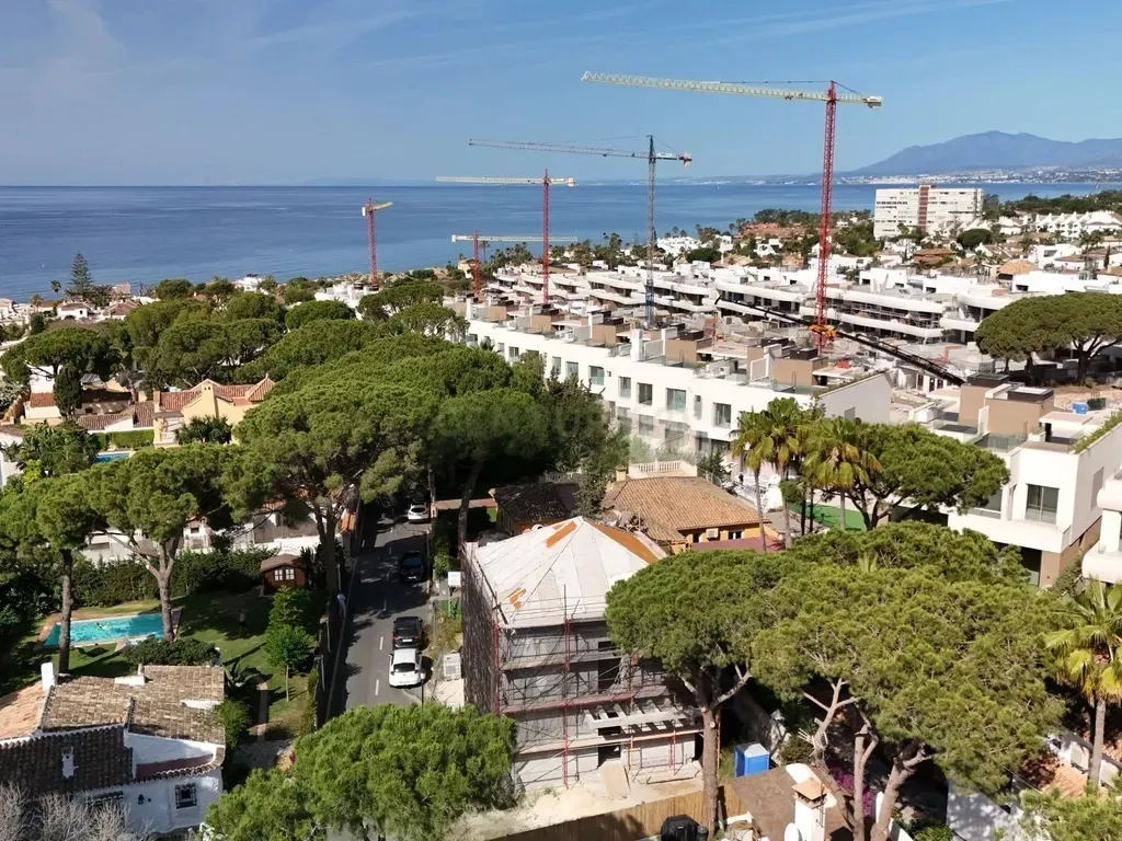 Villa de obra nueva a 400m de la playa en Marbella, personalizable en fase de construcción