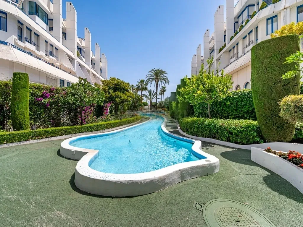✨ Exclusivo dúplex renovado con garaje y trastero en Marbella House, a pasos de la playa