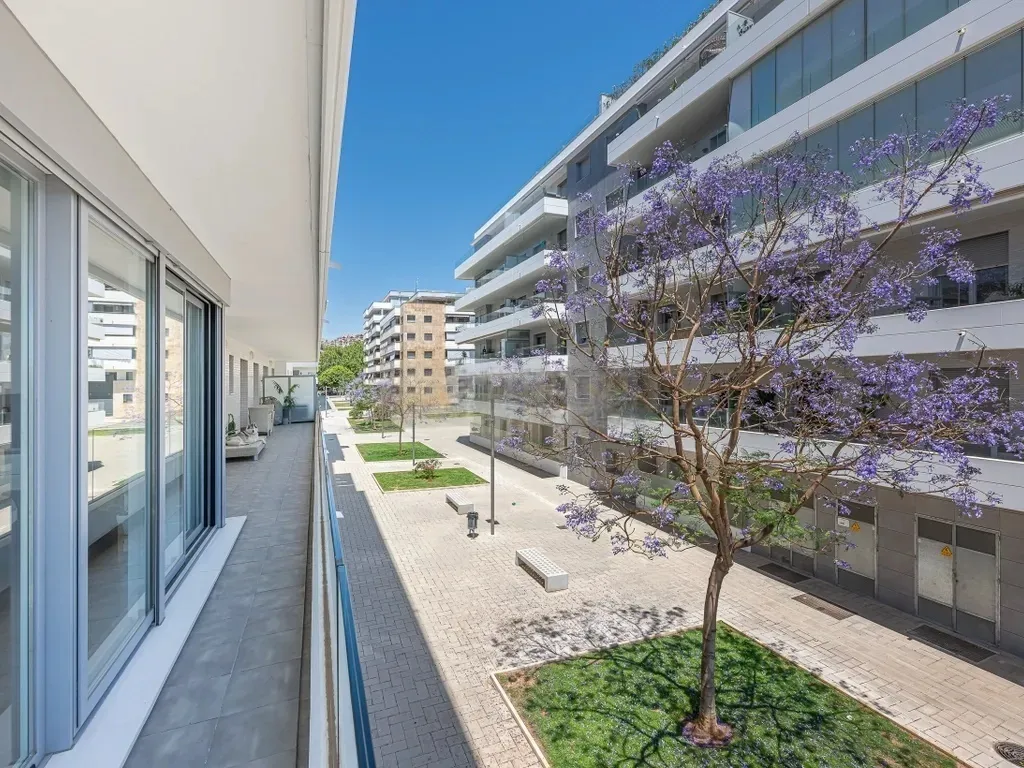 Amplio apartamento en La Campana, Nueva Andalucía con vistas al mar!