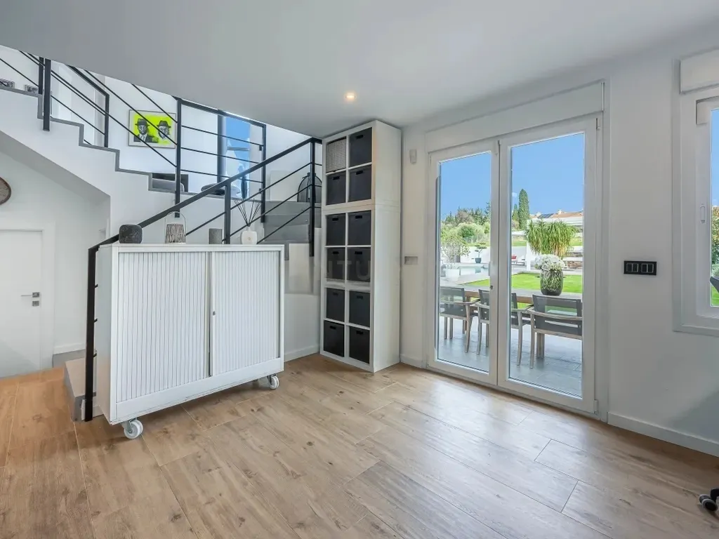 Elegante villa renovada con piscina privada y vistas abiertas al verde