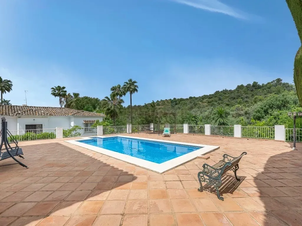 Encantadora Villa de 3 Dormitorios con Piscina en Amplia Parcela en El Rosario, Marbella – Gran Potencial de Reforma o Lista para Entrar