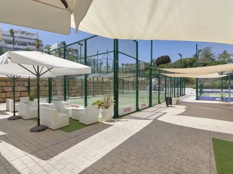 Una residencia excepcional de inspiración andaluza con vistas panorámicas al Mediterráneo