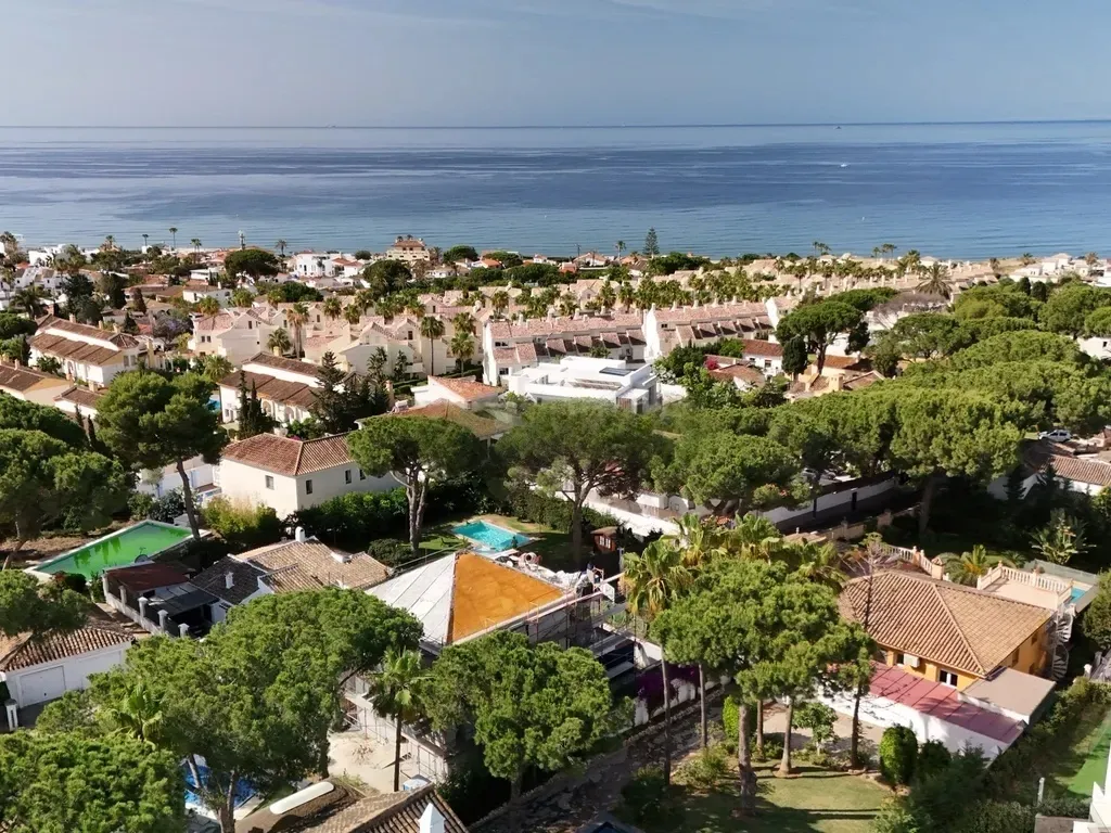 Villa de obra nueva a 400m de la playa en Marbella, personalizable en fase de construcción