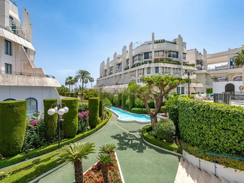 ✨ Exclusivo dúplex renovado con garaje y trastero en Marbella House, a pasos de la playa