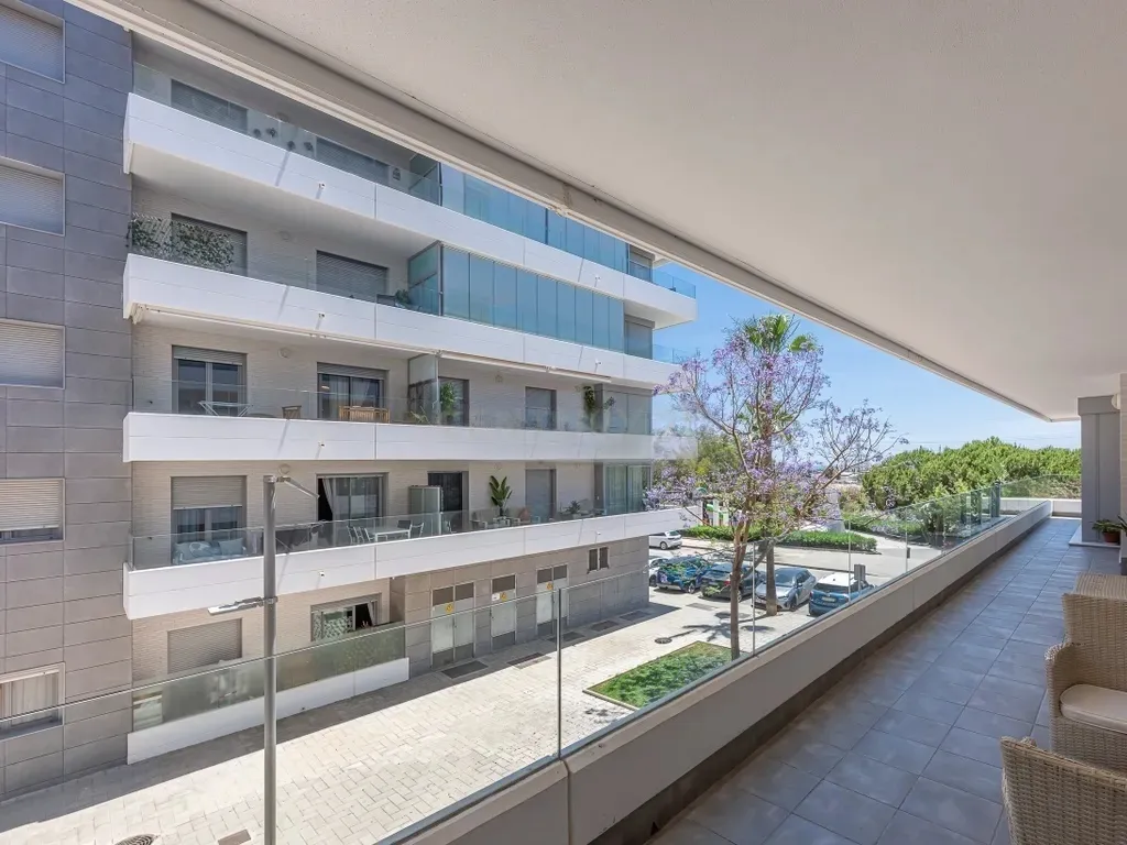Amplio apartamento en La Campana, Nueva Andalucía con vistas al mar!