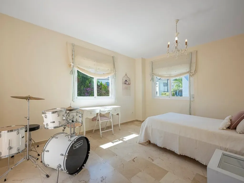 Villa en Guadalmina Alta: Su elegante oasis en Marbella
