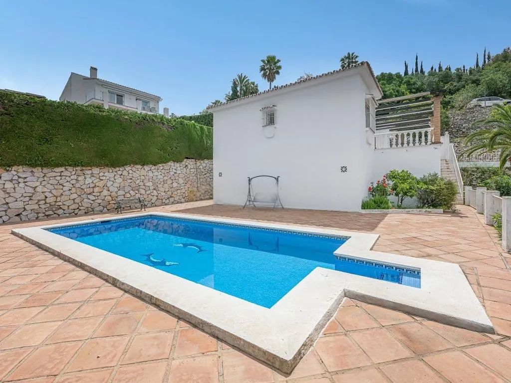 Encantadora Villa de 3 Dormitorios con Piscina en Amplia Parcela en El Rosario, Marbella – Gran Potencial de Reforma o Lista para Entrar