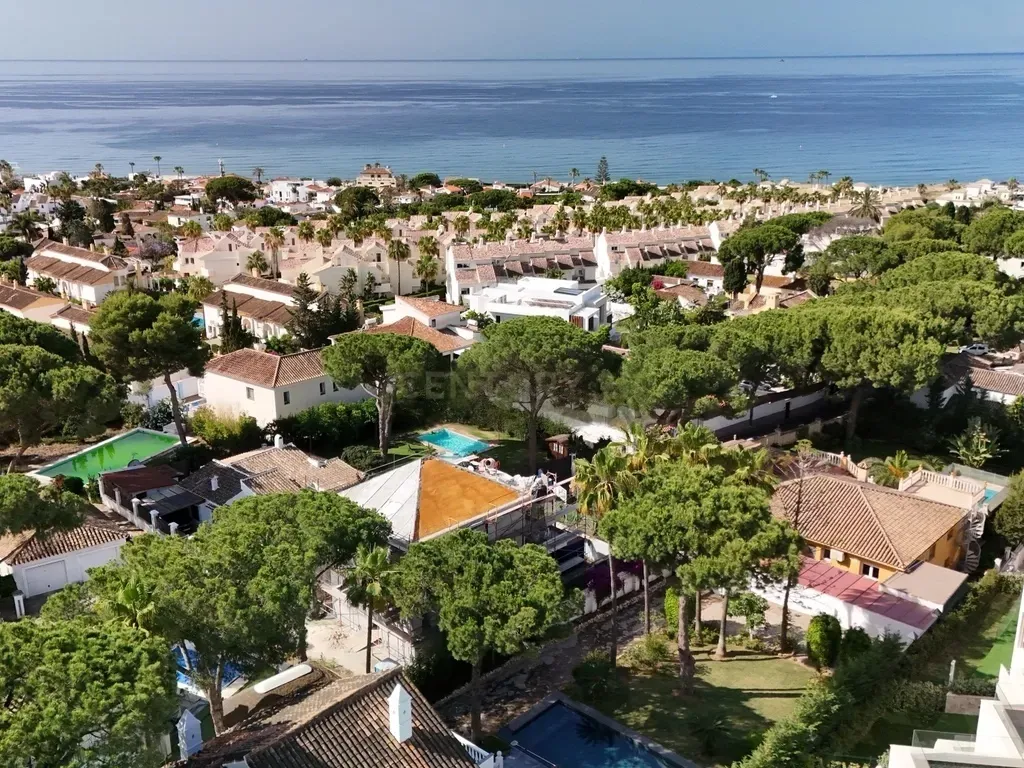 Villa de obra nueva a 400m de la playa en Marbella, personalizable en fase de construcción