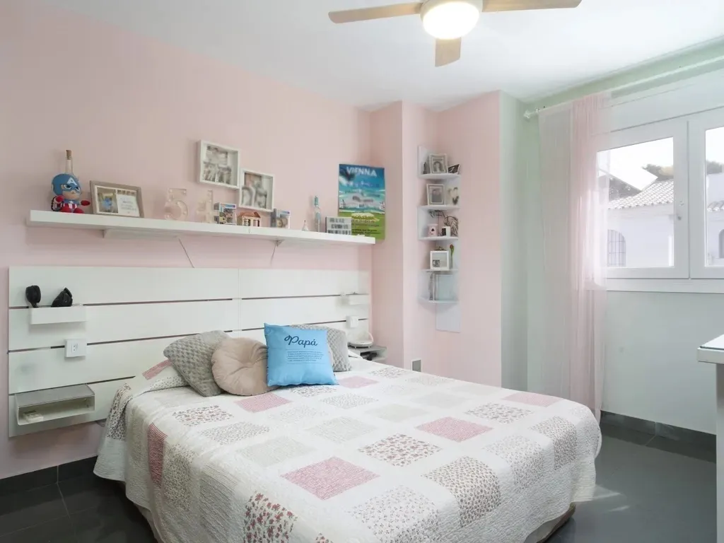 Casa de 4 dormitorios con altillo de 56 m², terraza privada y excelente conexión en Campanillas