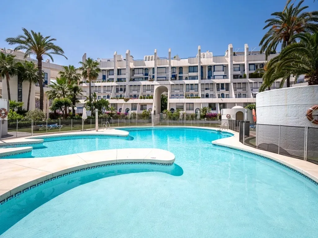 ✨ Exclusivo dúplex renovado con garaje y trastero en Marbella House, a pasos de la playa