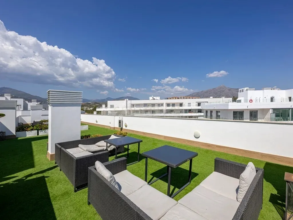 Amplio apartamento en La Campana, Nueva Andalucía con vistas al mar!