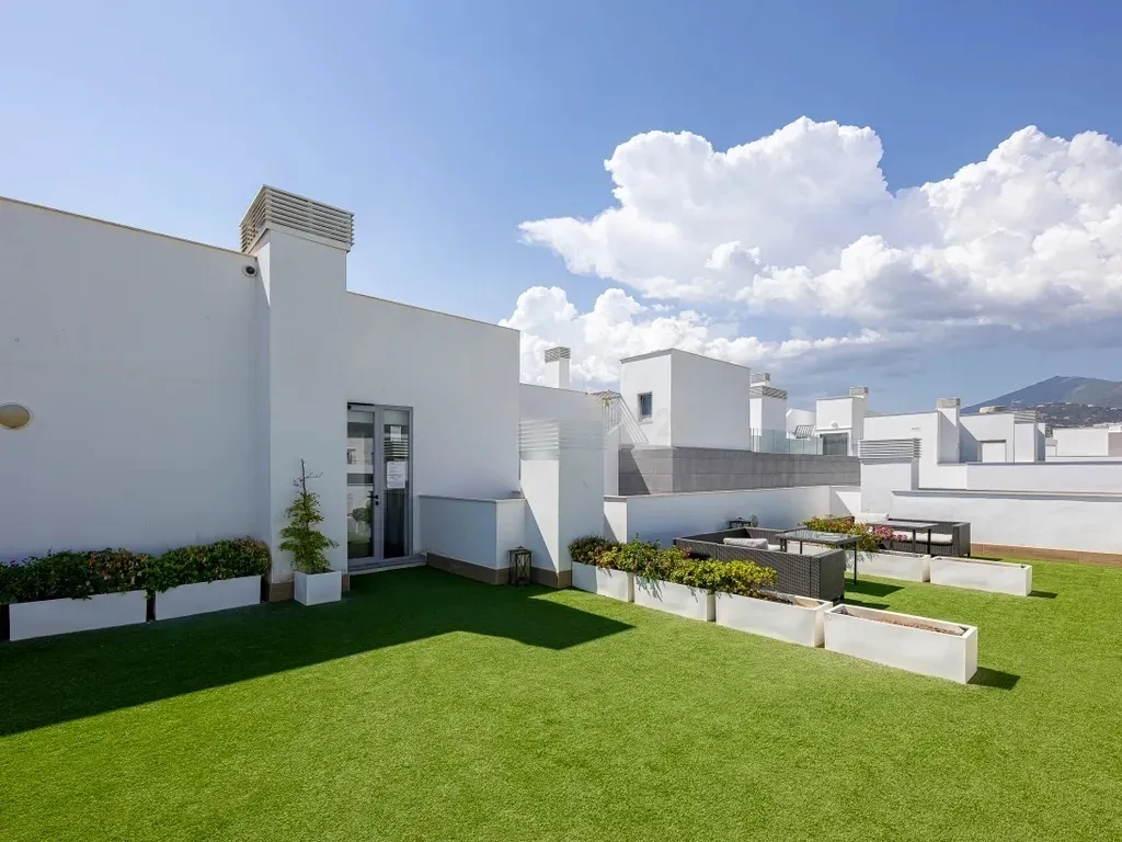 Amplio apartamento en La Campana, Nueva Andalucía con vistas al mar!