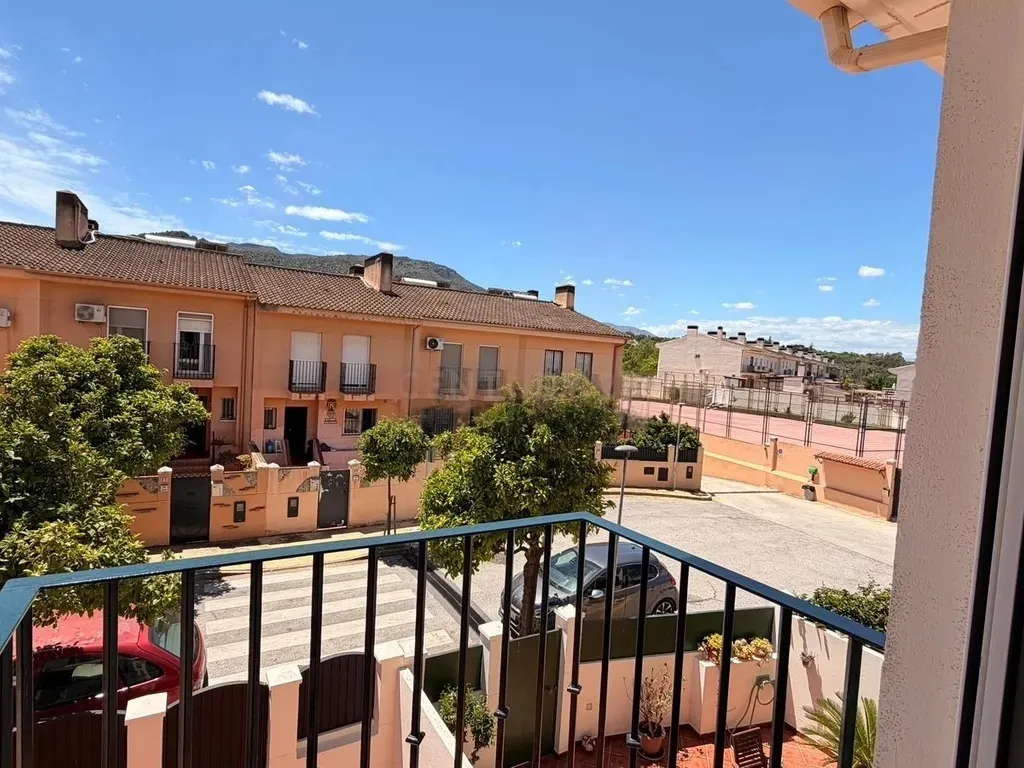 CHALET ADOSADO PREMIUM EN LOS ROSALES (CHURRIANA) – ¡LISTO PARA ENTRAR A VIVIR!