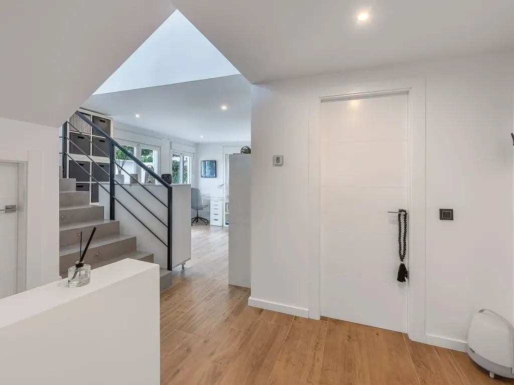 Elegante villa renovada con piscina privada y vistas abiertas al verde