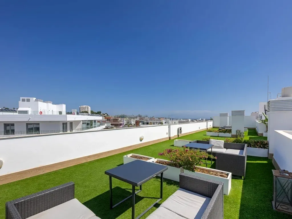 Amplio apartamento en La Campana, Nueva Andalucía con vistas al mar!