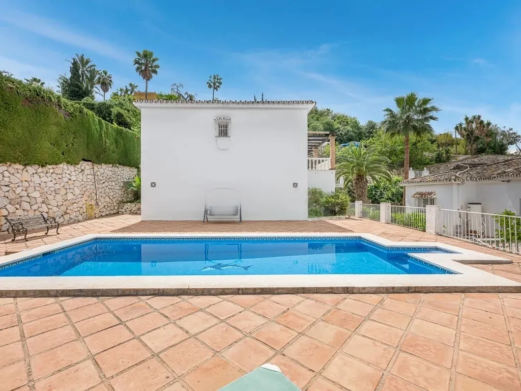 Encantadora Villa de 3 Dormitorios con Piscina en Amplia Parcela en El Rosario, Marbella – Gran Potencial de Reforma o Lista para Entrar