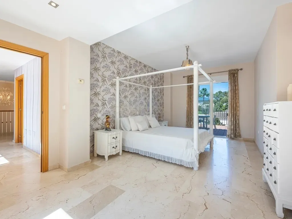 Villa en Guadalmina Alta: Su elegante oasis en Marbella