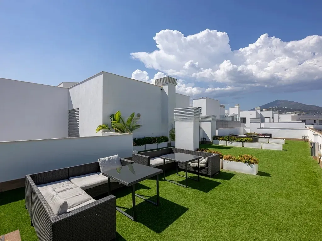 Amplio apartamento en La Campana, Nueva Andalucía con vistas al mar!