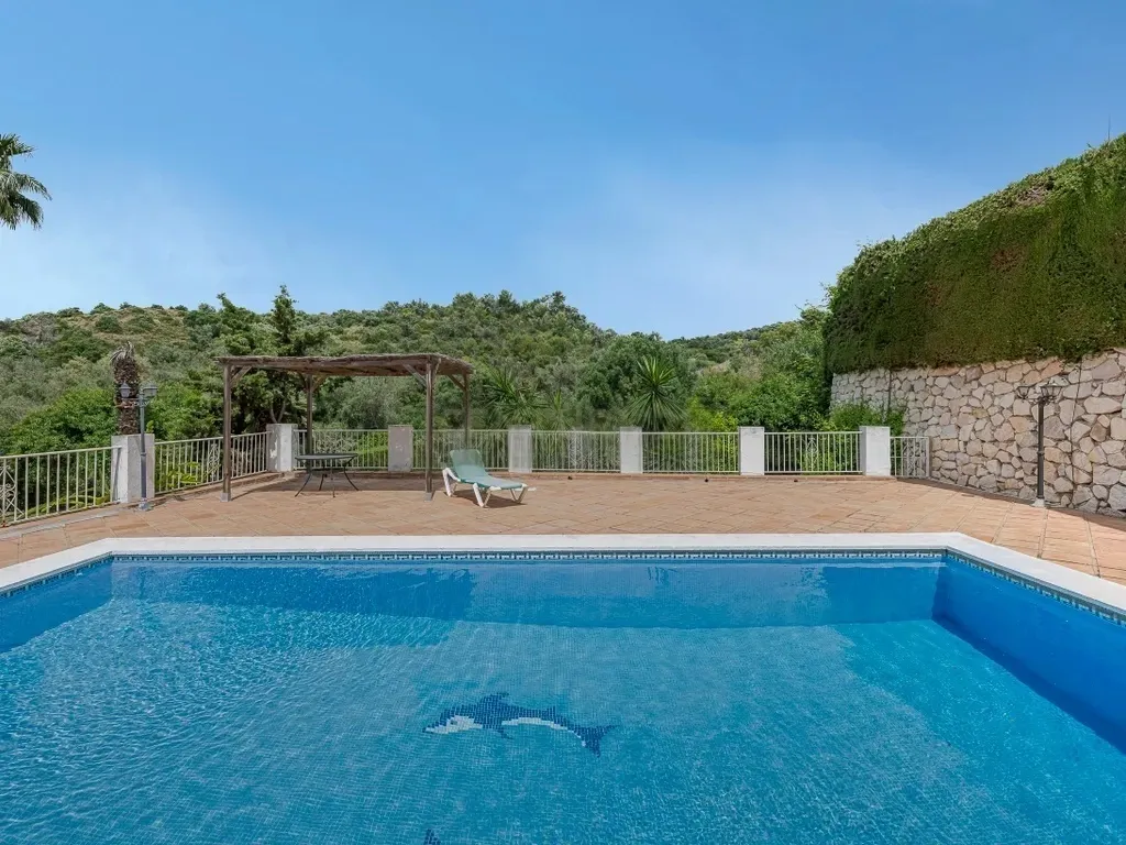 Encantadora Villa de 3 Dormitorios con Piscina en Amplia Parcela en El Rosario, Marbella – Gran Potencial de Reforma o Lista para Entrar