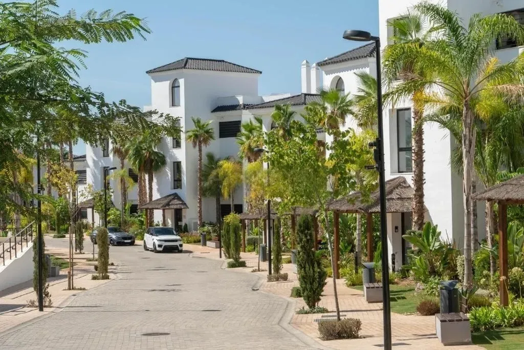 Una residencia excepcional de inspiración andaluza con vistas panorámicas al Mediterráneo