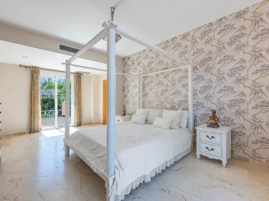 Villa en Guadalmina Alta: Su elegante oasis en Marbella