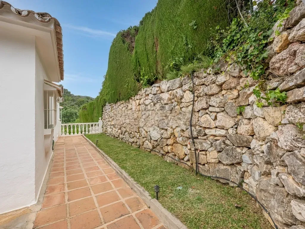 Encantadora Villa de 3 Dormitorios con Piscina en Amplia Parcela en El Rosario, Marbella – Gran Potencial de Reforma o Lista para Entrar