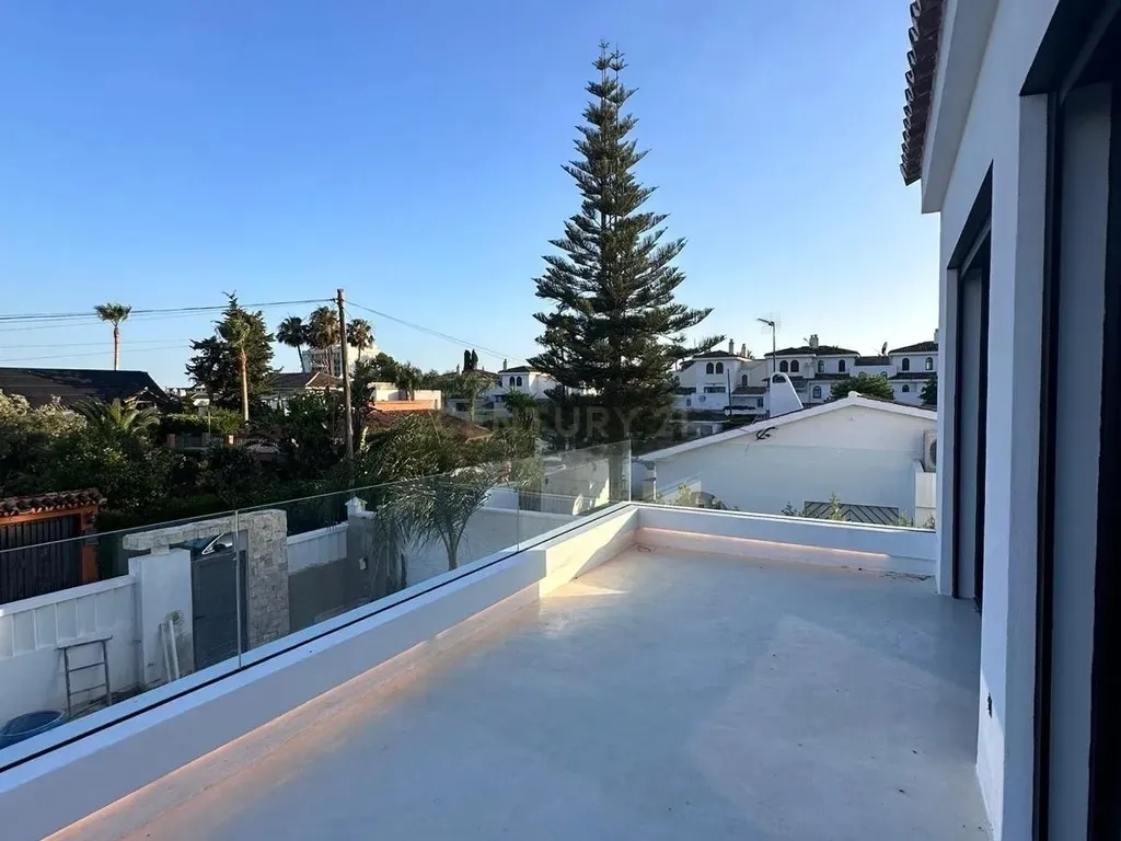 Villa Acqua: 4 bedroom villa on the New Golden Mile, Estepona