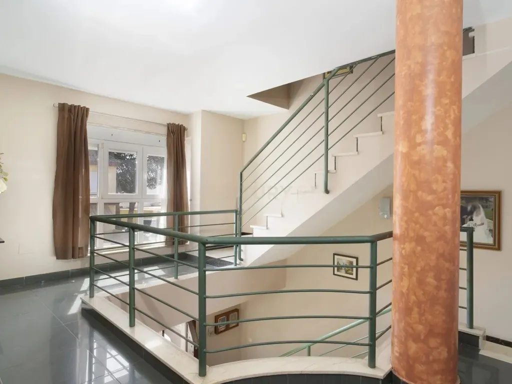 Casa de 4 dormitorios con altillo de 56 m², terraza privada y excelente conexión en Campanillas