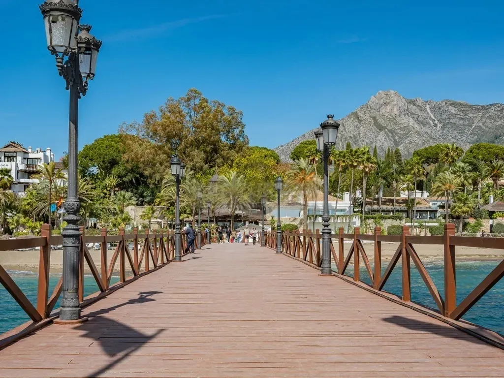 Apartamento en Venta en La Milla de Oro de Marbella!