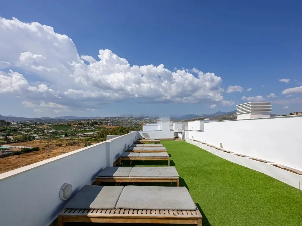 Amplio apartamento en La Campana, Nueva Andalucía con vistas al mar!