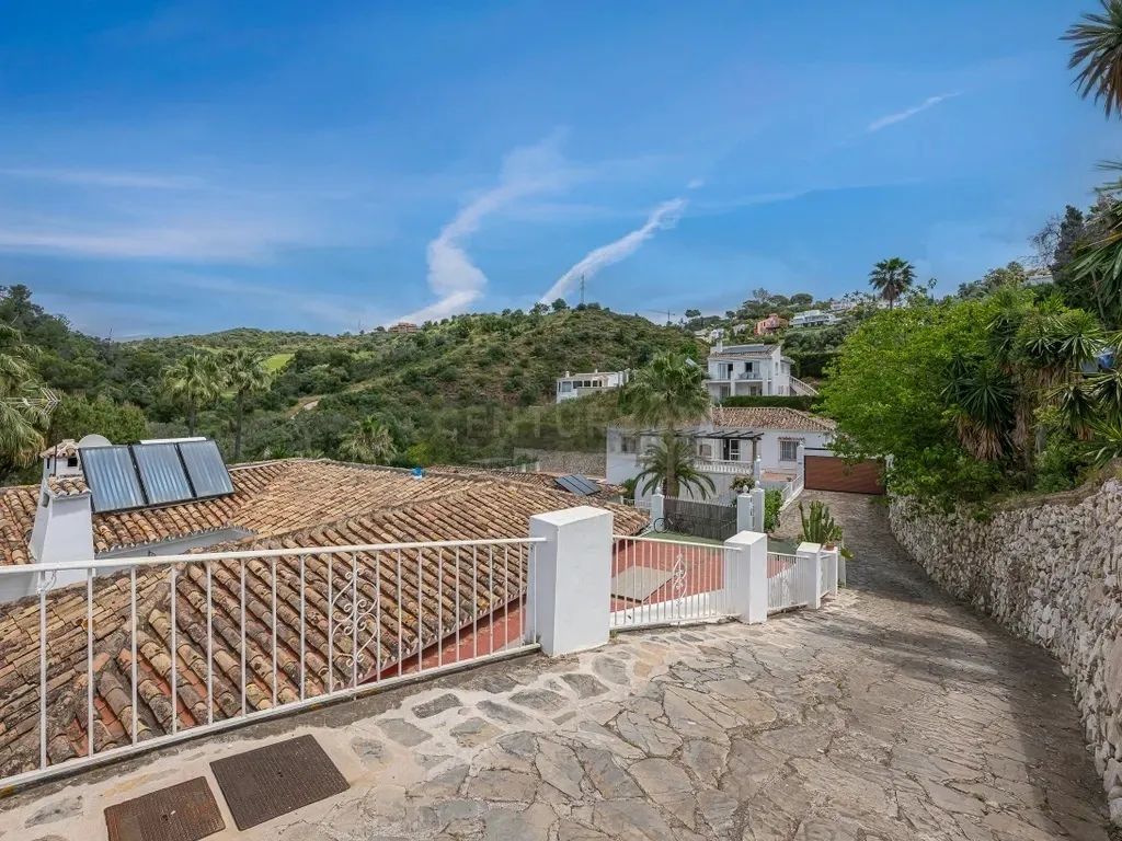 Encantadora Villa de 3 Dormitorios con Piscina en Amplia Parcela en El Rosario, Marbella – Gran Potencial de Reforma o Lista para Entrar