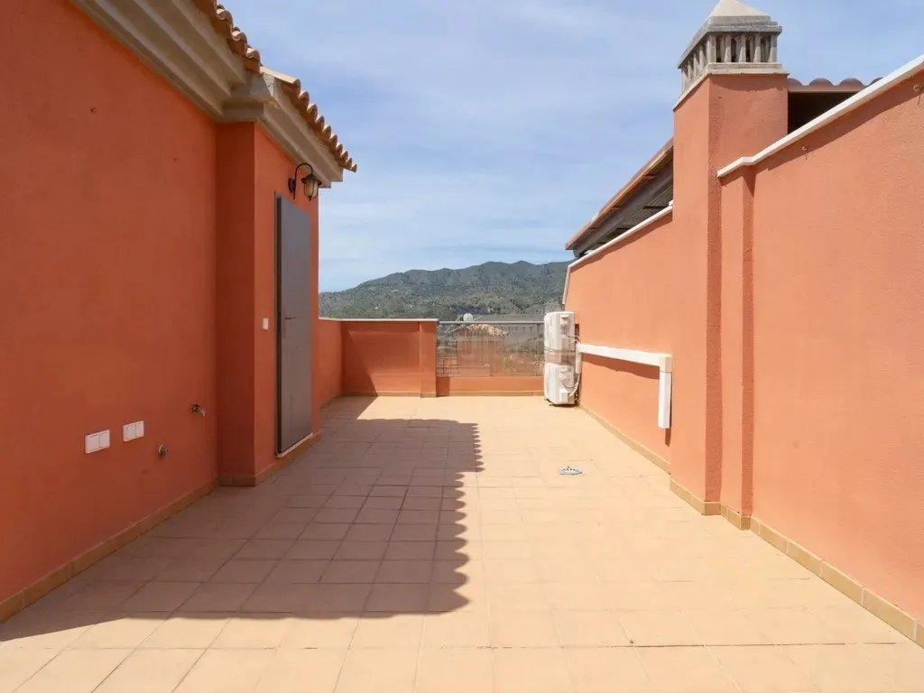 Casa Adosada en Málaga con Vistas a la Montaña ,Garage doble y Piscina para disfrutar en familia .