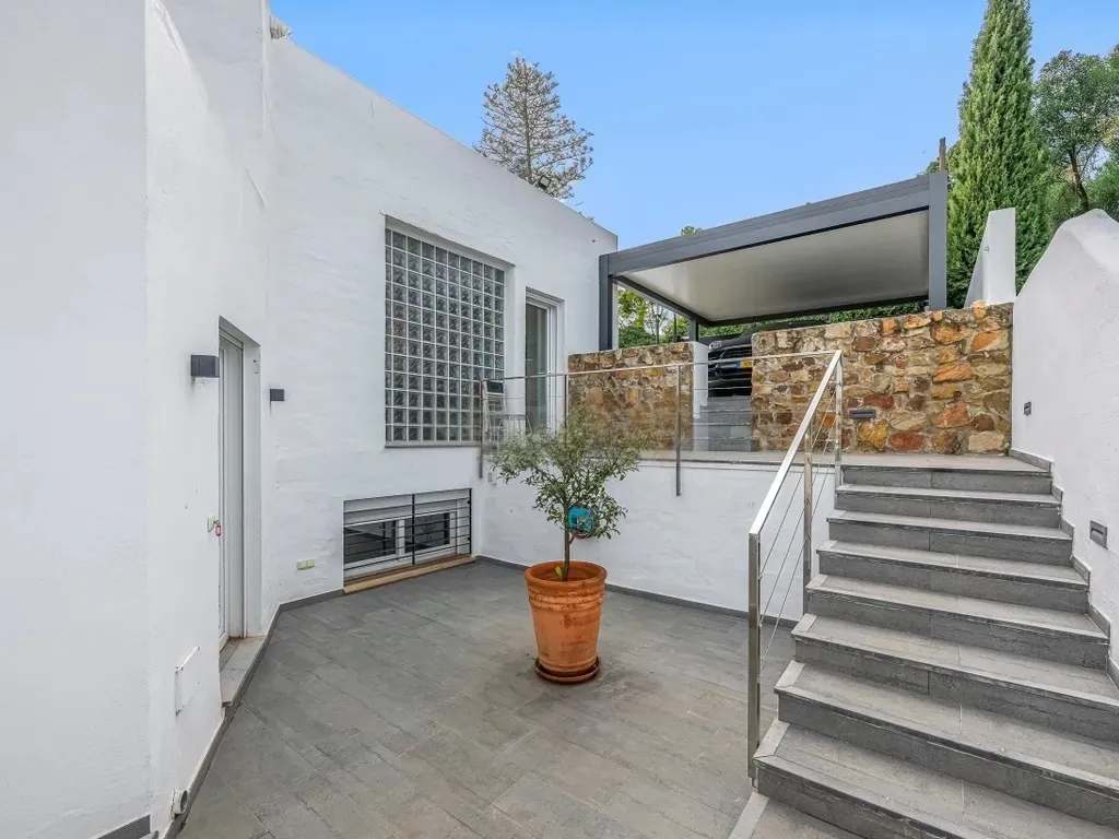 Elegante villa renovada con piscina privada y vistas abiertas al verde