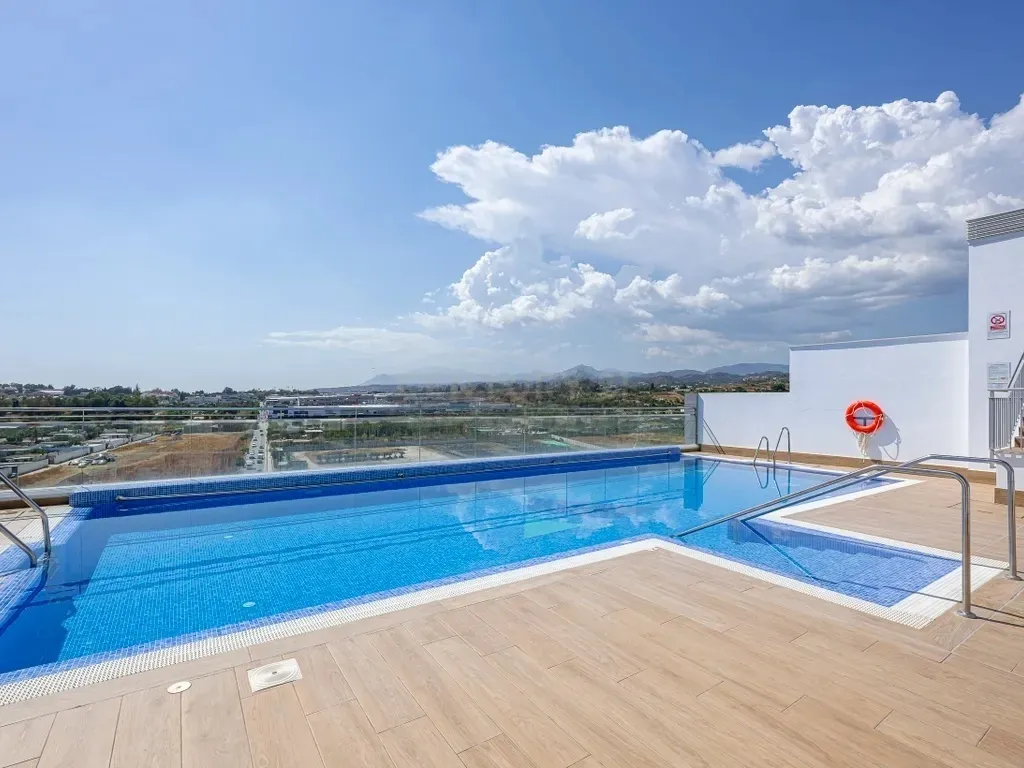 Amplio apartamento en La Campana, Nueva Andalucía con vistas al mar!