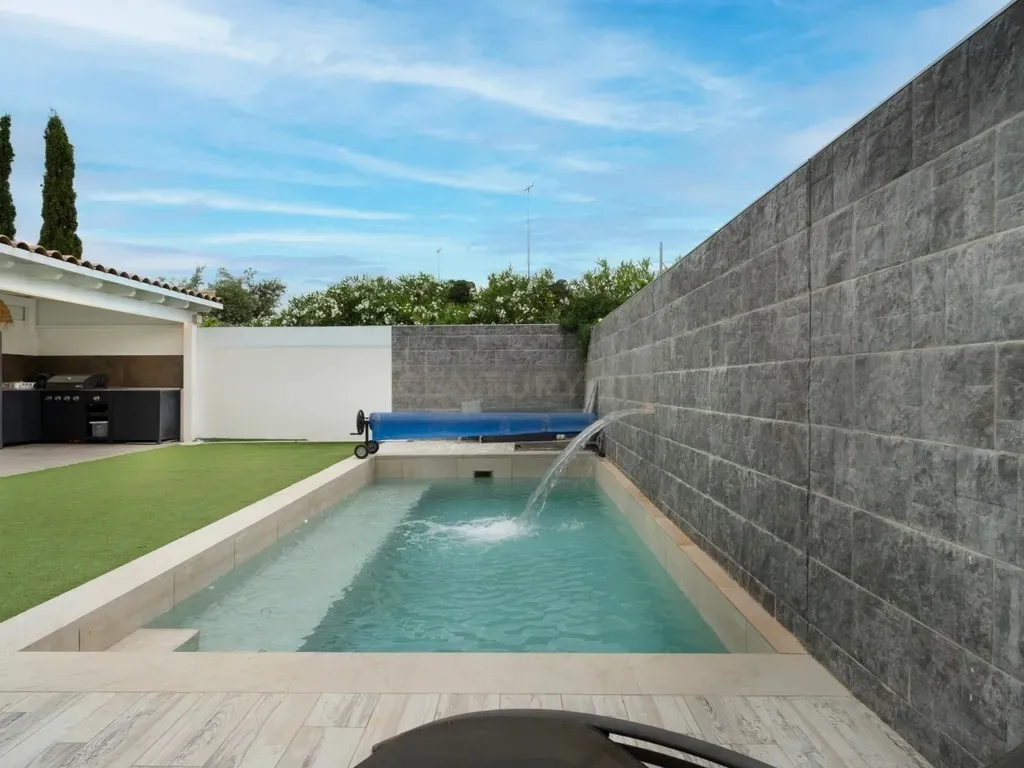 Bright villa with private pool and large spaces to enjoy with the family.