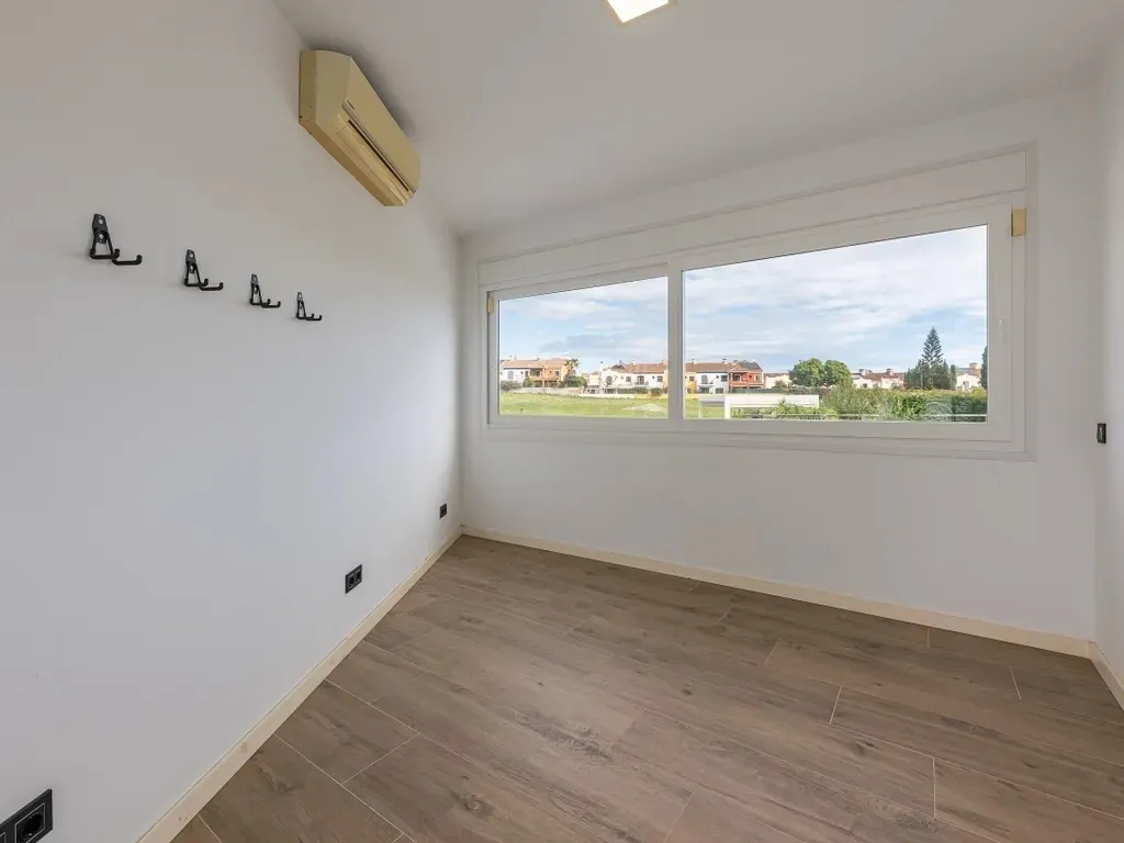 Elegante villa renovada con piscina privada y vistas abiertas al verde