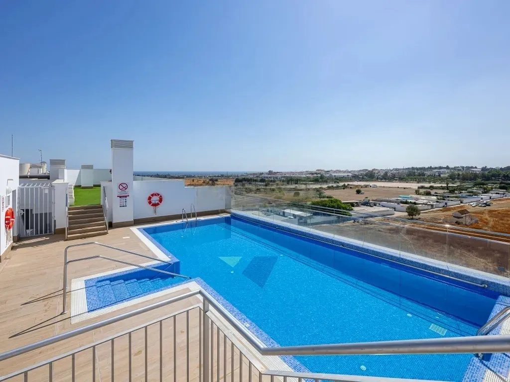 Amplio apartamento en La Campana, Nueva Andalucía con vistas al mar!