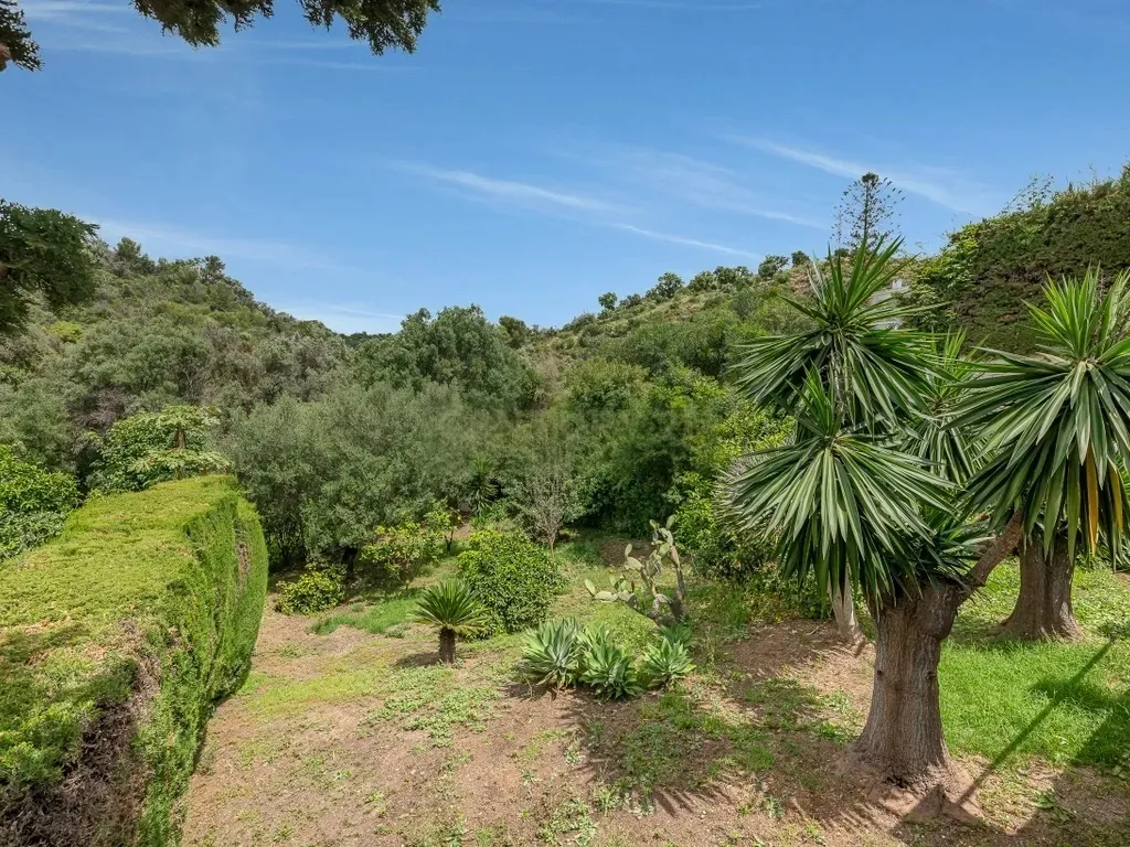 Encantadora Villa de 3 Dormitorios con Piscina en Amplia Parcela en El Rosario, Marbella – Gran Potencial de Reforma o Lista para Entrar