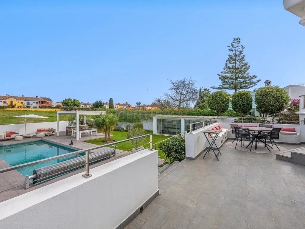 Elegante villa renovada con piscina privada y vistas abiertas al verde