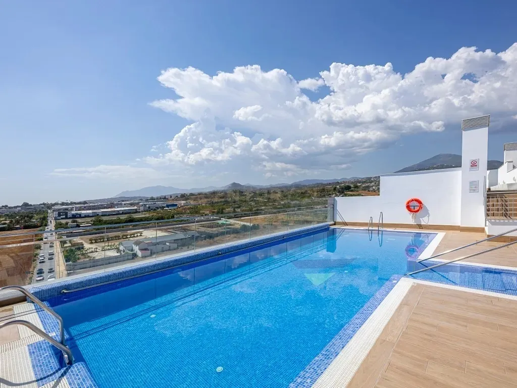 Amplio apartamento en La Campana, Nueva Andalucía con vistas al mar!