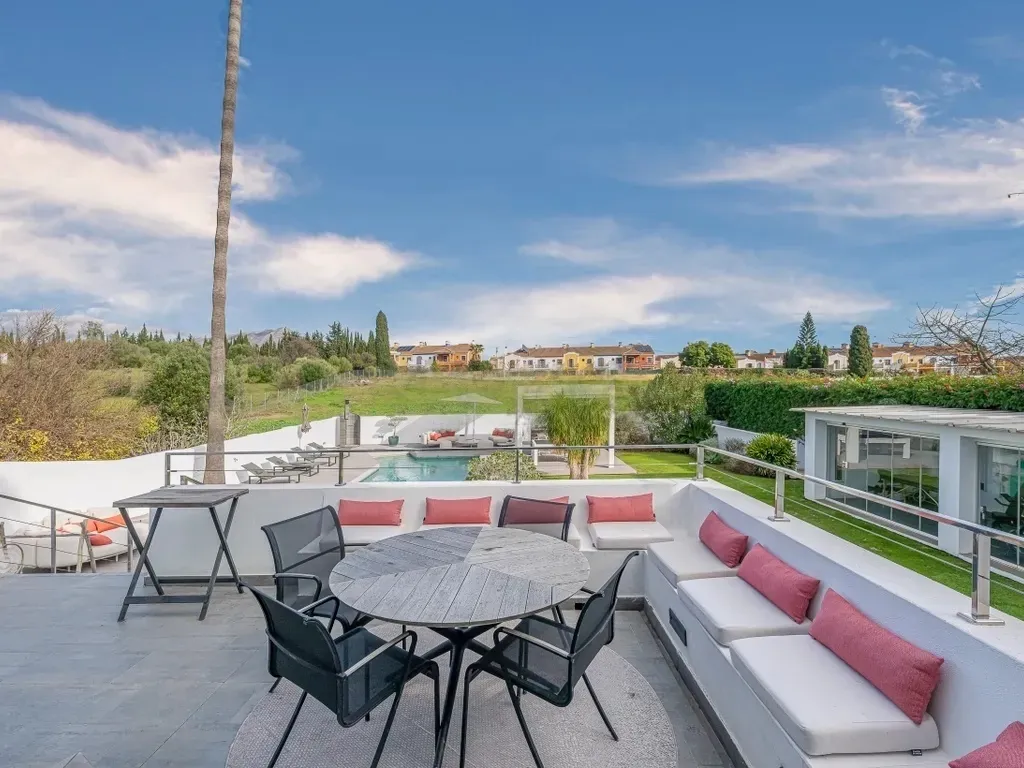 Elegante villa renovada con piscina privada y vistas abiertas al verde