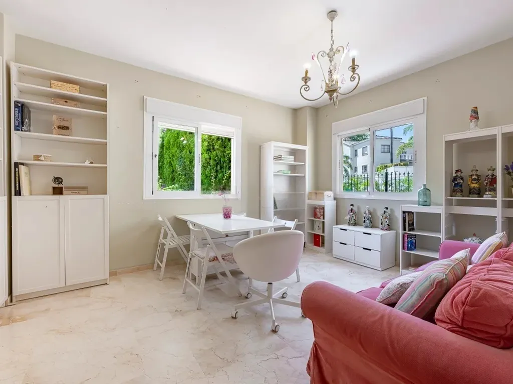 Villa en Guadalmina Alta: Su elegante oasis en Marbella