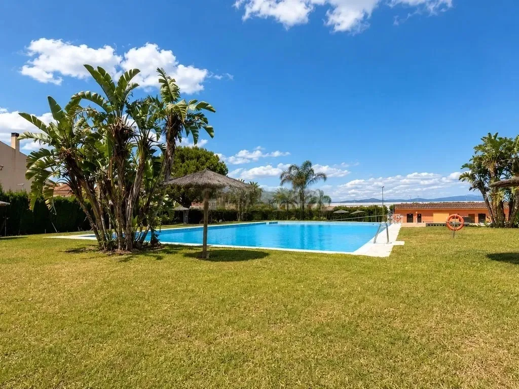 CHALET ADOSADO PREMIUM EN LOS ROSALES (CHURRIANA) – ¡LISTO PARA ENTRAR A VIVIR!