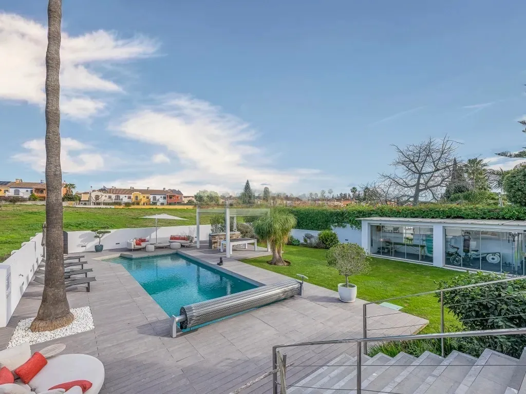 Elegante villa renovada con piscina privada y vistas abiertas al verde