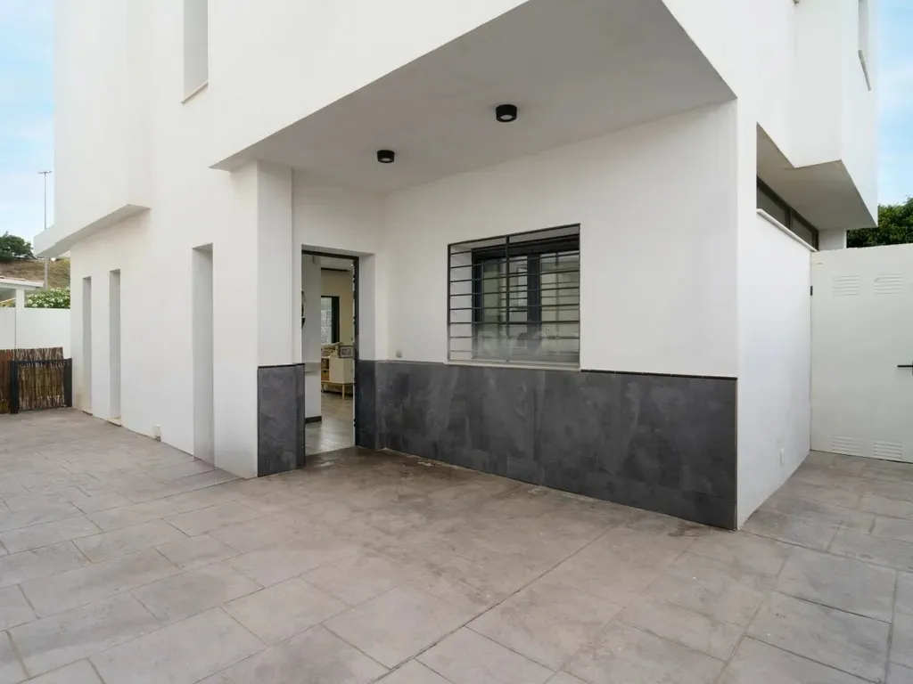 Bright villa with private pool and large spaces to enjoy with the family.