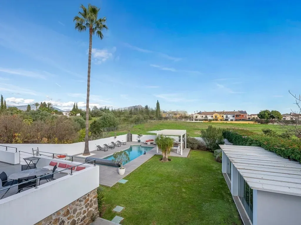 Elegante villa renovada con piscina privada y vistas abiertas al verde