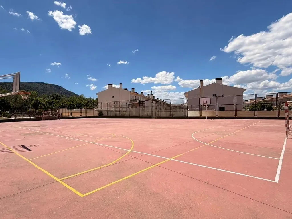 CHALET ADOSADO PREMIUM EN LOS ROSALES (CHURRIANA) – ¡LISTO PARA ENTRAR A VIVIR!