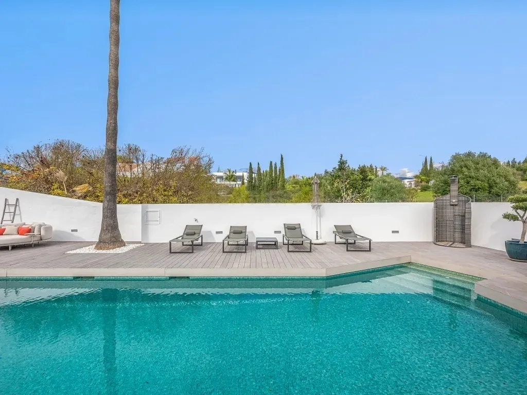 Elegante villa renovada con piscina privada y vistas abiertas al verde