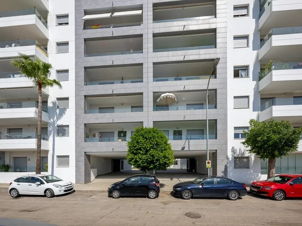 Amplio apartamento en La Campana, Nueva Andalucía con vistas al mar!