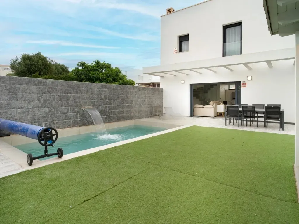 Bright villa with private pool and large spaces to enjoy with the family.